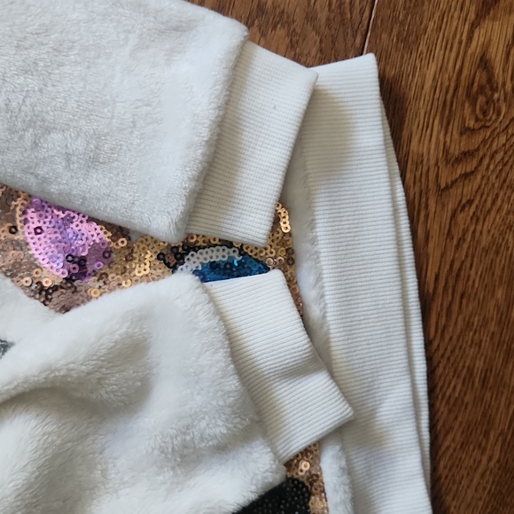 H&M Cozy Chriatmas Sweatshirt - Size 8-10 - Picture 4 of 5